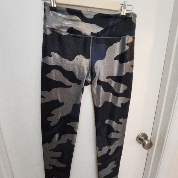 Noli faux leather camouflage wide band leggings sz M - Picture 13 of 15